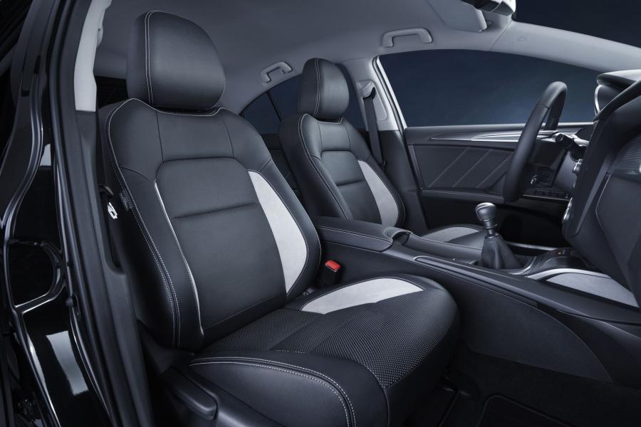 Интерьер Toyota Avensis Sedan (T270) 2015 года  (фото 8 из 34)